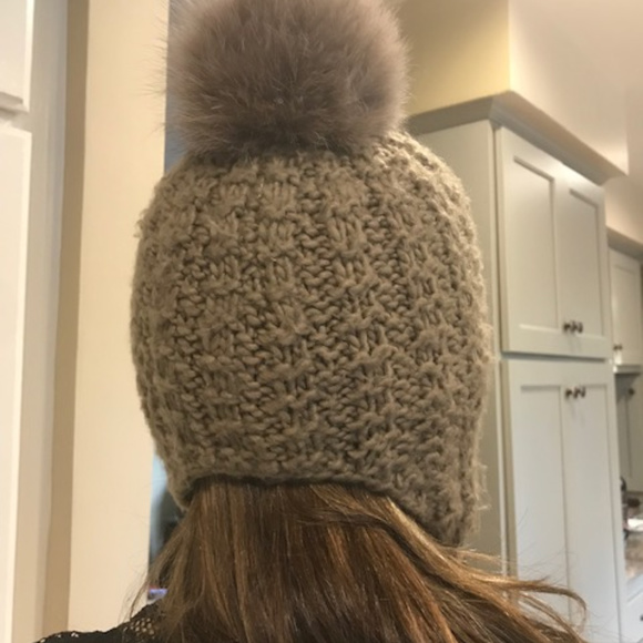 KYI KYI Pom Pom Beanie with Genuine Fox Fur - Picture 4 of 6